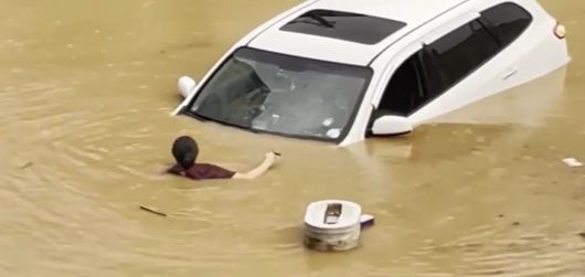  퇴근대란에 지하철 막차 30분 연장... 내일도 최대 300 물폭탄