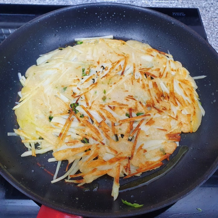  오늘 같이 비 가 주룩 내리는 날 생각나는 간단 감자부침 만들기