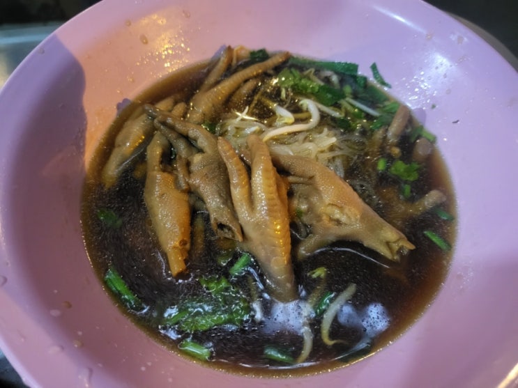   방콕 살라댕 Chuan Sawoei 로컬 푸드 닭발 국수