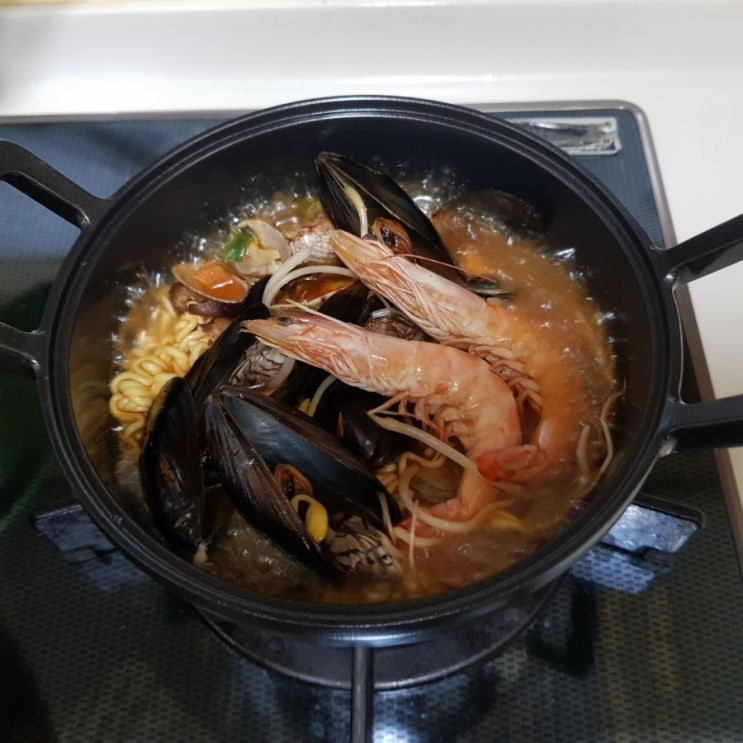  더미식 장인라면 숏시피 해물라면과 백골뱅이탕면 레시피는 유튜브에서!