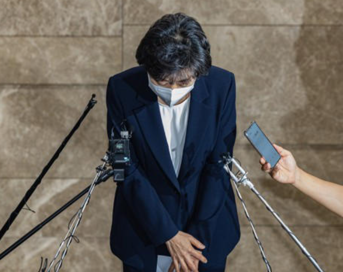  박순애 사회부총리 겸 교육부장관 사퇴. 만5세 초등학교 입학 정책 철회 폐기