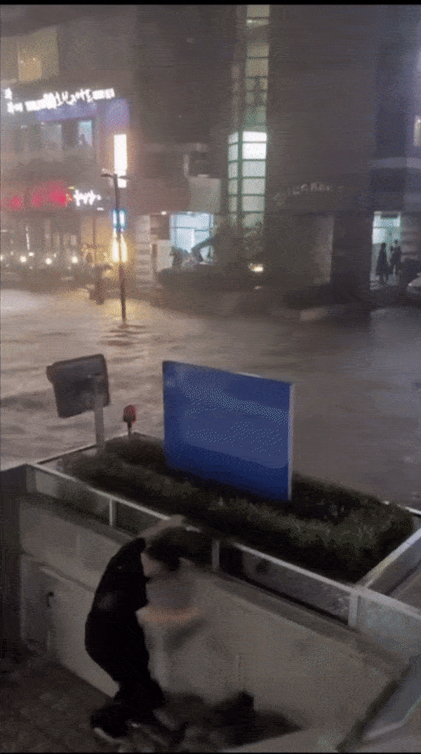 [영상]"건물주 선견지명"…주차장 침수 막은 강남 빌딩의 '홍수 방어막'