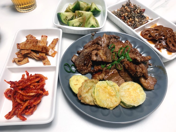  아점은 돼지갈비 저녁은 황태국에 무밥