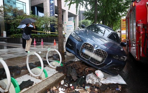 “700억 손해” 강남 거리 ‘침수’ 고가 외제차들 방치 “700억 손해” 강남 거리 ‘침수’ 고가 외제차들 방치