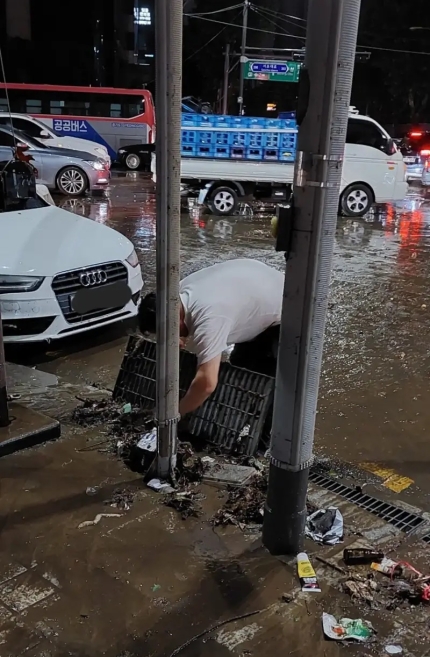 강남역 슈퍼맨'…배수관 쓰레기 맨손으로 치운 男, "물 금방 빠졌다" 강남역 슈퍼맨'…배수관 쓰레기 맨손으로 치운 男, "물 금방 빠졌다"