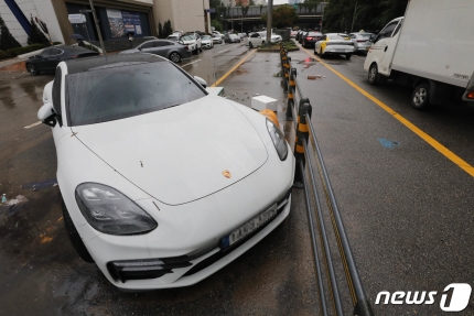 '5억 페라리'도 침수…1500대 넘는 외제차 피해접수에 손보사 곡소리 '5억 페라리'도 침수…1500대 넘는 외제차 피해접수에 손보사 곡소리