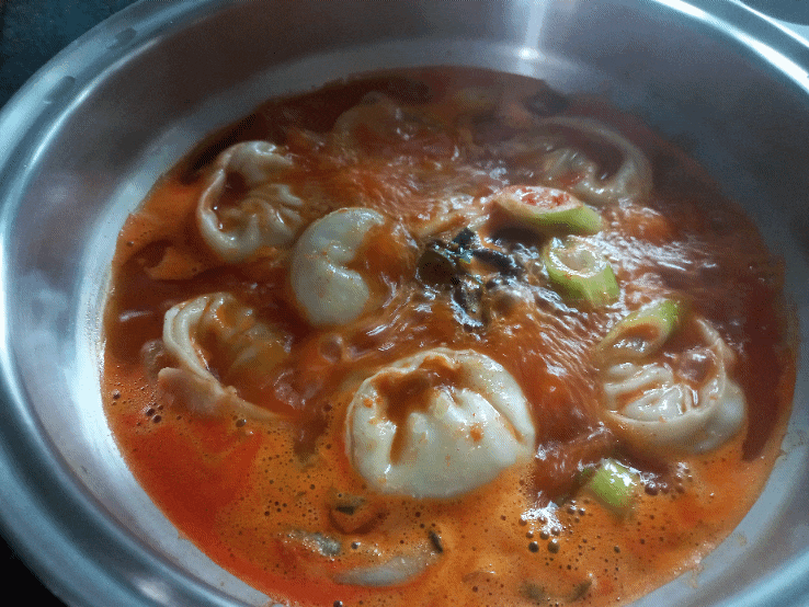  얼큰하고 맛있는 쿡킷 밀키트 얼큰 버섯 비비고 만두전골