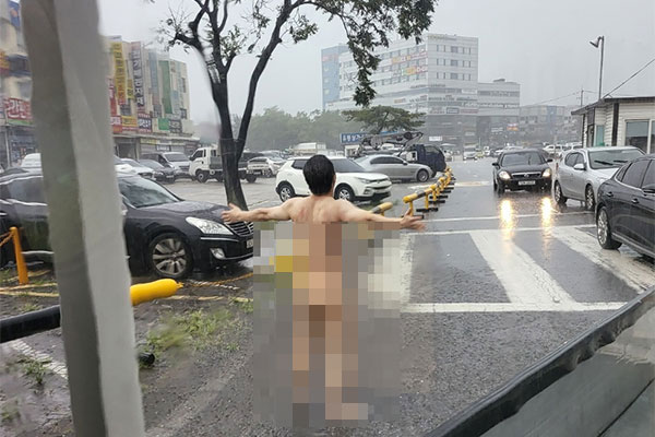 이 난리통에 도로서 '빗물 샤워'…나체로 길거리 활보한 40대男, 경찰에 붙잡혀