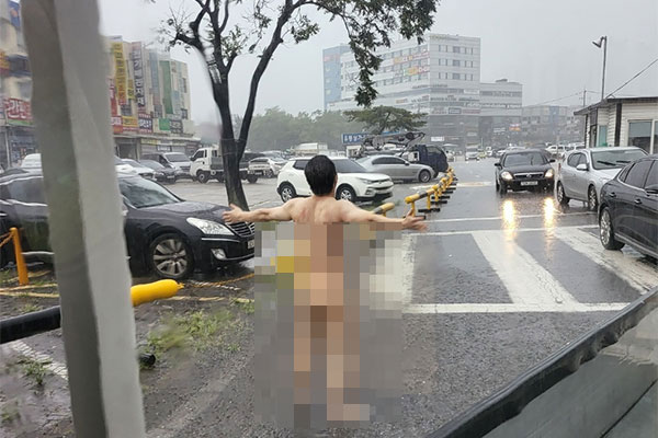 이 난리통에 도로서 '빗물 샤워'…나체로 길거리 활보한 40대男, 경찰에 붙잡혀 이 난리통에 도로서 '빗물 샤워'…나체로 길거리 활보한 40대男, 경찰에 붙잡혀