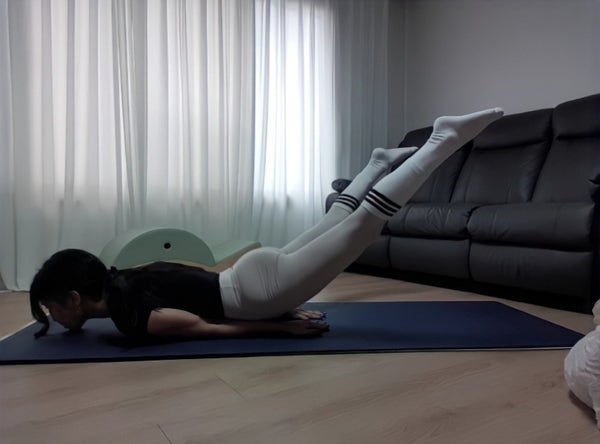 홈요가 메뚜기자세 쉬운 버전 : 탄력 있는 엉덩이와 허리 근육 강화 운동