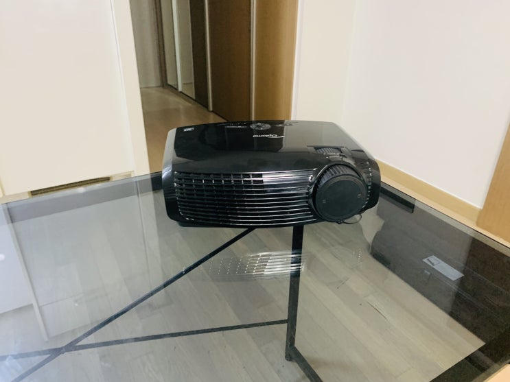  회의실에 노트북 연결 가능한 빔프로젝트 설치하니 직원들 회의하기 좋다네요