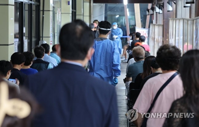 신규확진 15만명 넘었다…위중증·사망도 402명·50명으로 급증 신규확진 15만명 넘었다…위중증·사망도 402명·50명으로 급증