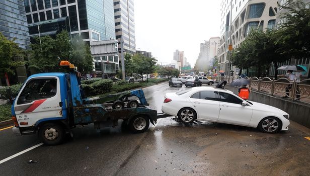 이틀간 폭우로 車 7600대 침수…  보험금 받을 수 있는 조건과 절차는?