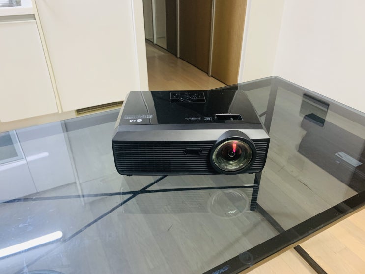 홈 티비 크게 보고싶어서 빔프로젝터 스크린 설치했어요