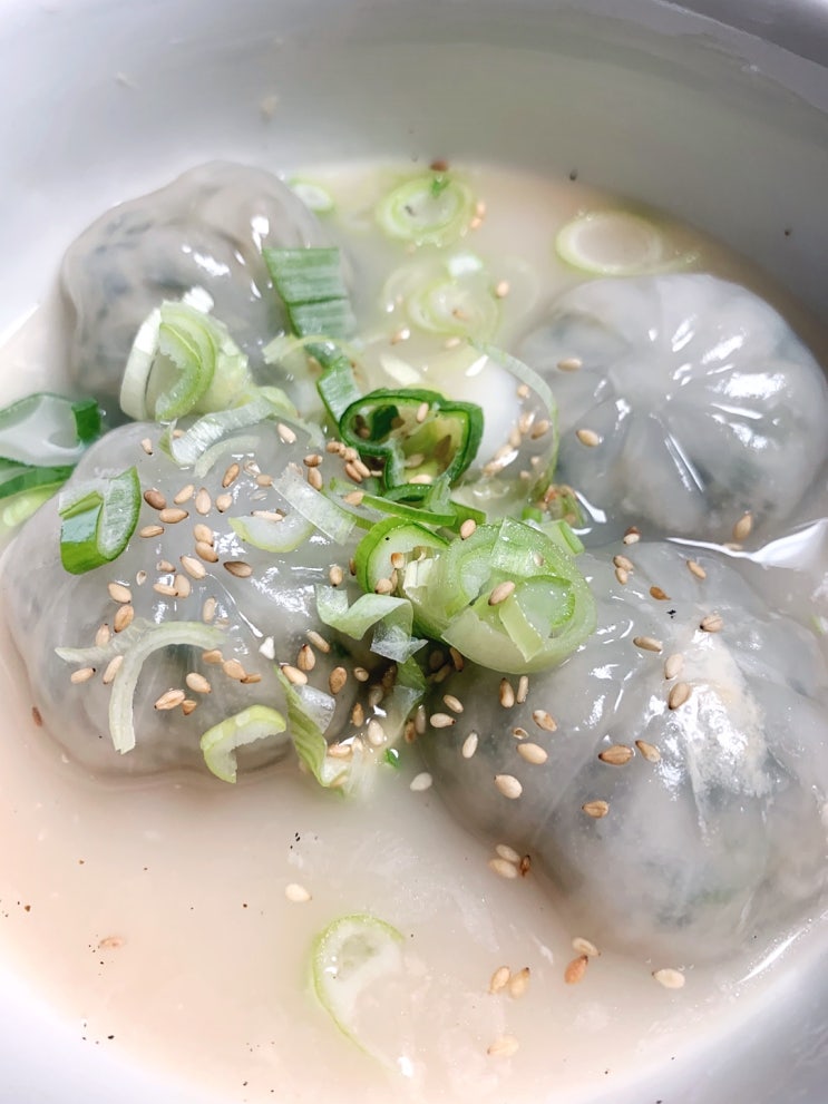 아점은 스파게티와 마늘 바게트 저녁은 감자로 빚은 떡 만둣국