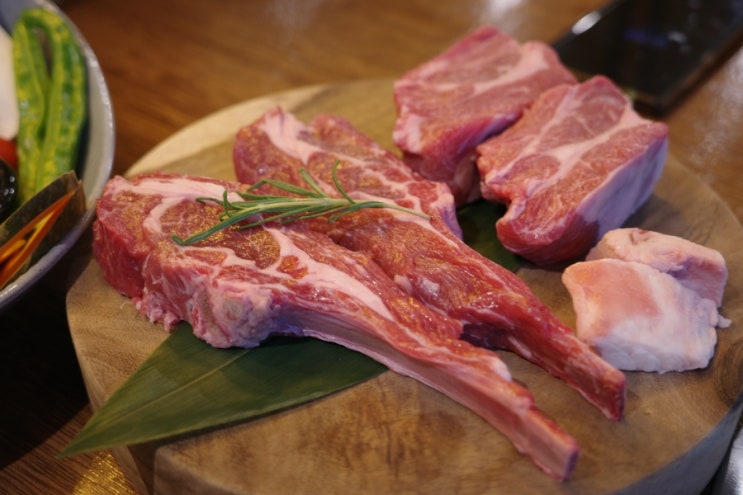  홍대양고기 숙성된 양갈비에 토마토 라멘 조합 : 설램이길