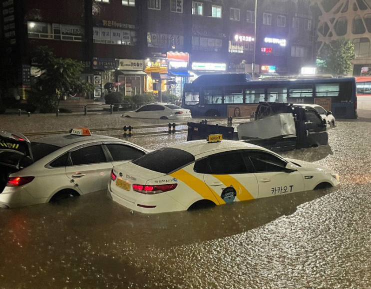 서울 강남 폭우로 침수 피해.. 맨홀 뚜껑은 안고치나.. 청남빌딩은 방수문으로 수해피해 0%