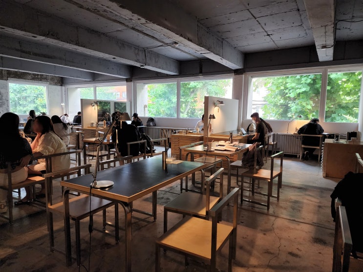 연희동 프로토콜 : 작업실 아님, 공간과 커피에 진심인 카페