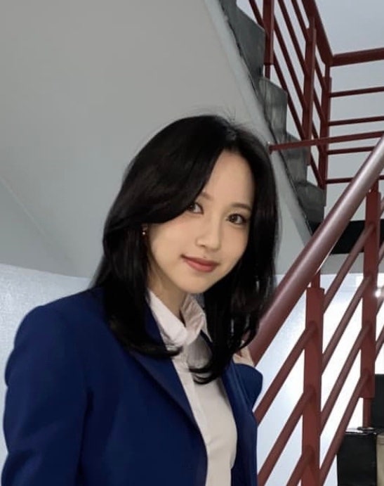 A Sneak Peek at TWICE Mina's Medium Bob Layered Cut Style