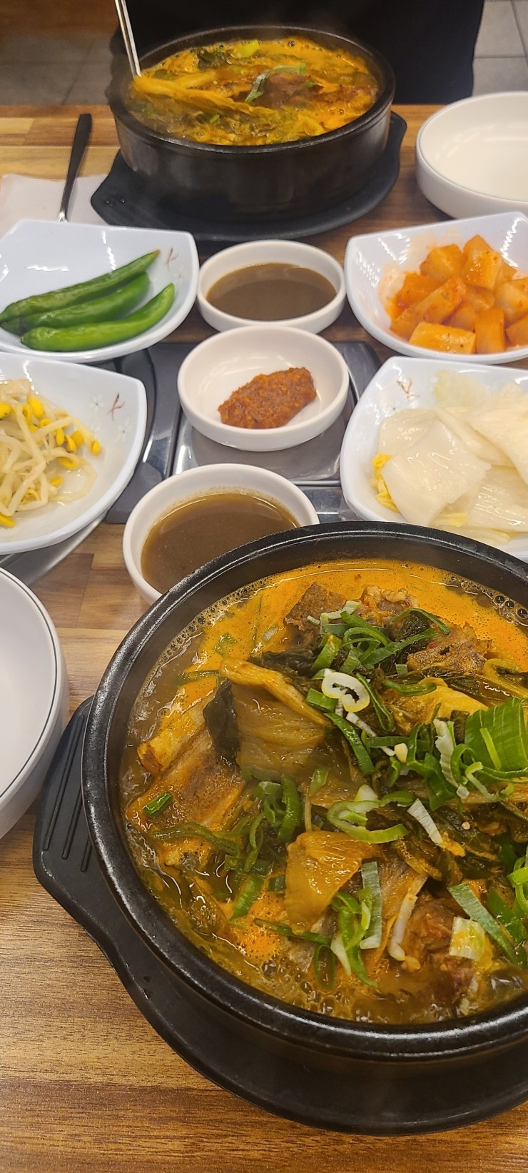  서울시 신월동에서 감자탕 맛집인 [황가네 감자탕] 입니다.