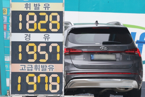 휘발유 1700원대도 나오는데…경유 넣는 디젤 차주는 '뒷목' 휘발유 1700원대도 나오는데…경유 넣는 디젤 차주는 '뒷목'