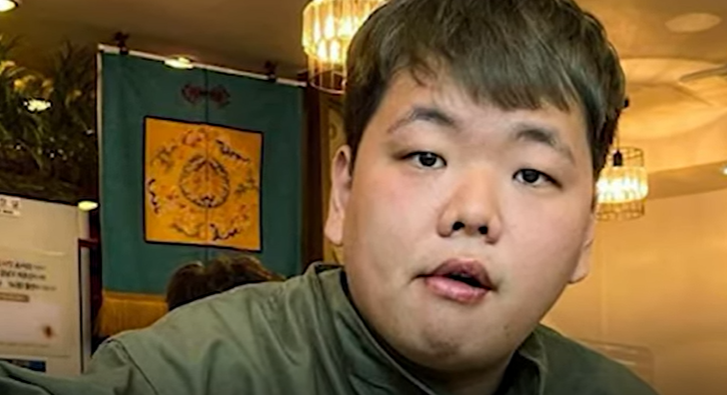 유튜버 곽튜브 굿즈 티셔츠 가격 논란... 자신의 브랜드 가치? 합리적 가격? ... 네티즌 갑론을박 유튜버 곽튜브 굿즈 티셔츠 가격 논란... 자신의 브랜드 가치? 합리적 가격? ... 네티즌 갑론을박