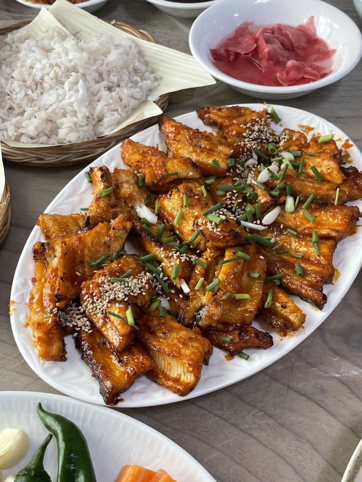  읍내횟집(붕장어 회, 구이) + 칠암사계(소금빵, 퀴니아망)