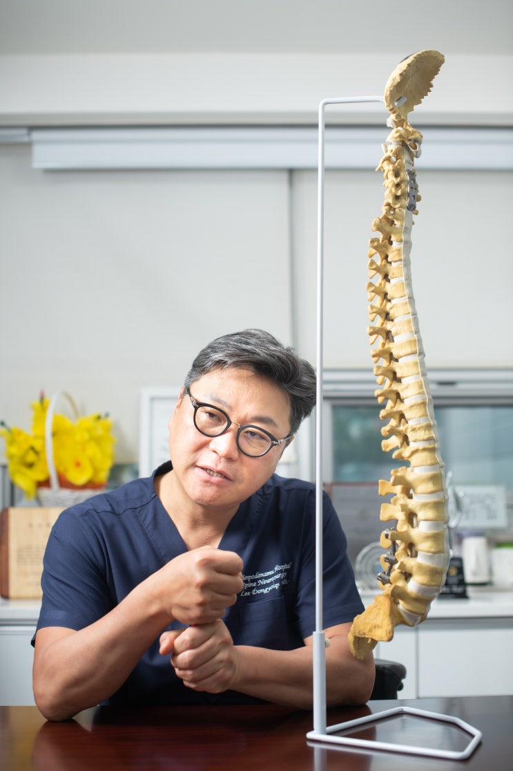  참포도나무병원 이동엽 원장이 알려주는 척추관협착증 치료법
