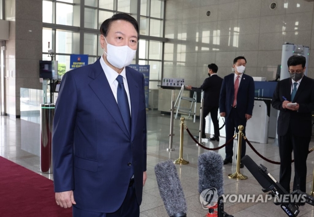 尹 "우리 외교기준은 국익…불필요한 마찰 없게 상호존중 추구" 尹 "우리 외교기준은 국익…불필요한 마찰 없게 상호존중 추구"