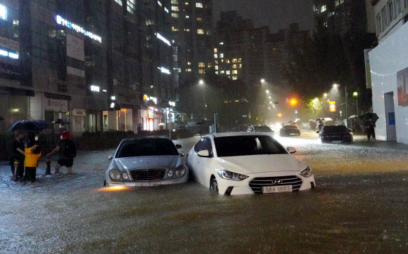 이력 숨긴 침수차 쏟아진다…반드시 '이것' 확인해야 이력 숨긴 침수차 쏟아진다…반드시 '이것' 확인해야