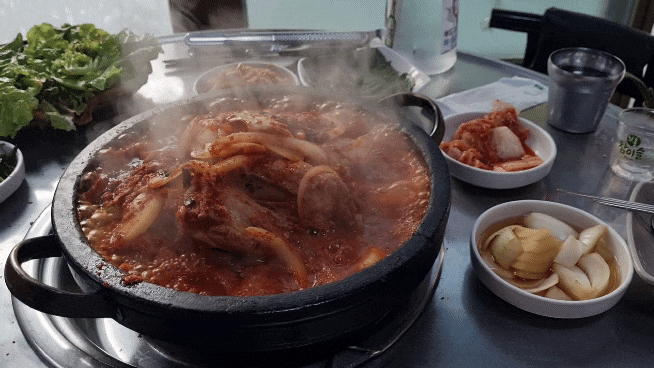 강릉 현지 노포 맛집 매운갈비찜 : 빨간 삼겹살