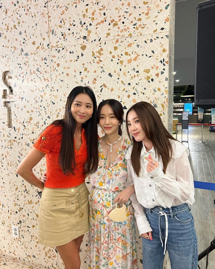 배우 오윤아, 이정현 산다라 박과 우정 뽐내며 인증한 미녀 3인방 비주얼 "리미트 응원" 배우 오윤아, 이정현 산다라 박과 우정 뽐내며 인증한 미녀 3인방 비주얼 "리미트 응원"