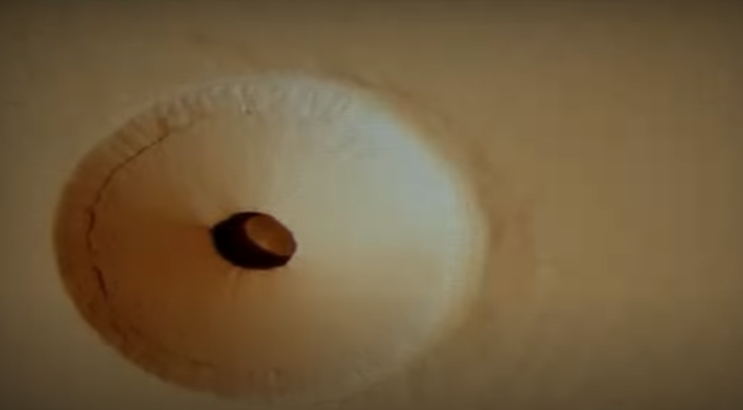 화성에서 발견된 이상한 구멍 발견... 이 구멍의 정체는 무엇일까요?