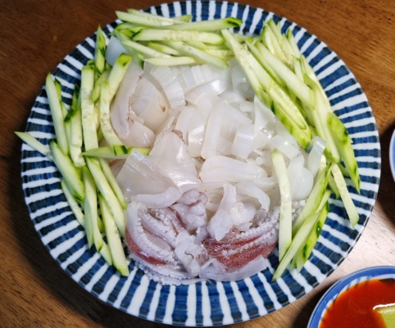 한치낚시 체험 오모리그 & 이카메탈 채비!! 야간 선상 오징어 체험낚시 후 맛있는 한치 먹방 ~ 한치회 & 한치먹물라면 ...