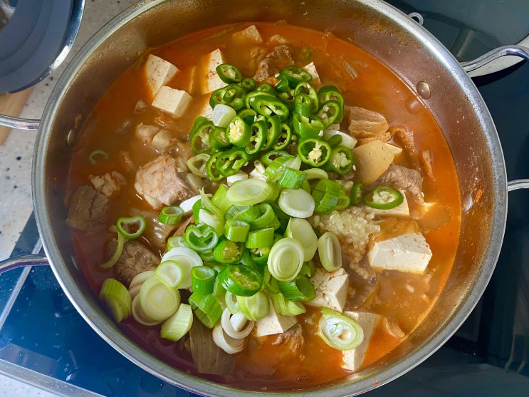  신혼 요리일기(8) - 김치찌개 맛있게 만드는 황금 레시피 : 묵은지 돼지 김치찌개