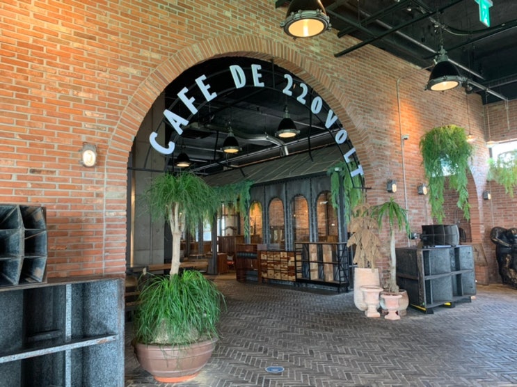 기장 오션뷰 대형 베이커리카페 카페드220볼트 CAFE DE 220VOLT 오시리아 (+ 산딸기 마스카포네, 블루베리치즈 브래드, 아메리카노) 기장 오션뷰 대형 베이커리카페 카페드220볼트 CAFE DE 220VOLT 오시리아 (+ 산딸기 마스카포네, 블루베리치즈 브래드, 아메리카노)
