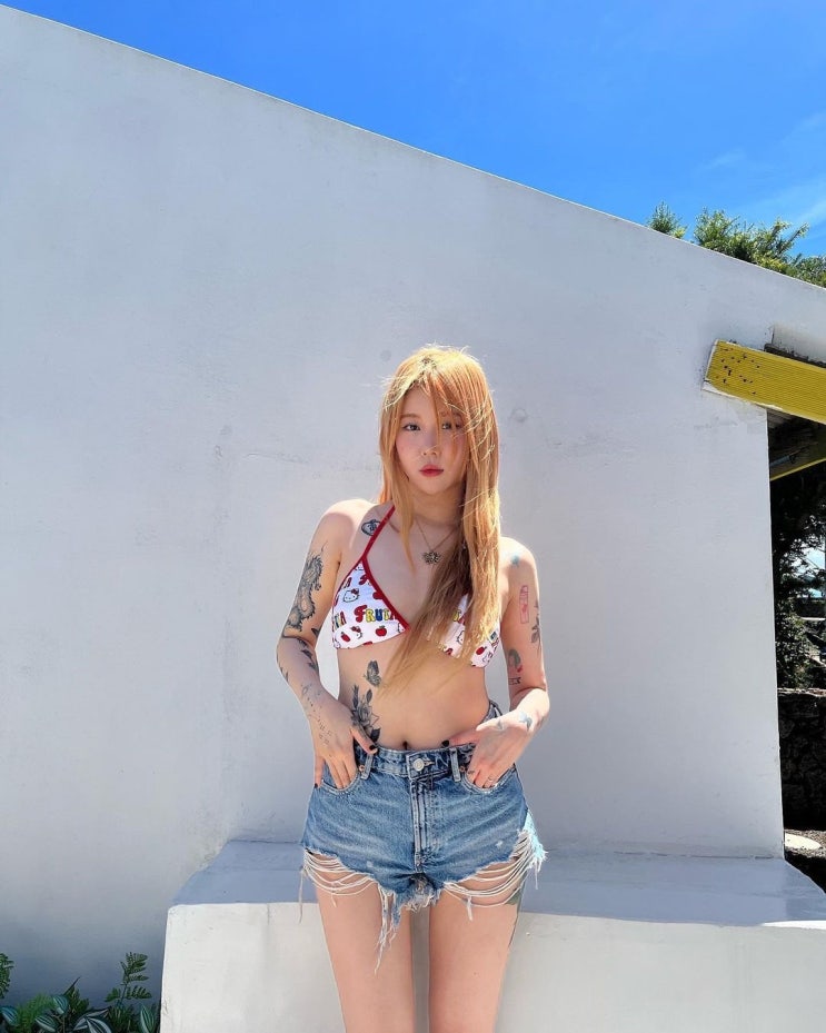 가수 백예린, 비키니 입고 타투 인증하자 시선 집중...아찔한 노출 패션에 모두 깜짝 놀랐다 가수 백예린, 비키니 입고 타투 인증하자 시선 집중...아찔한 노출 패션에 모두 깜짝 놀랐다