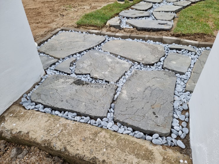 한국잔디 조경석 조화롭게 시공