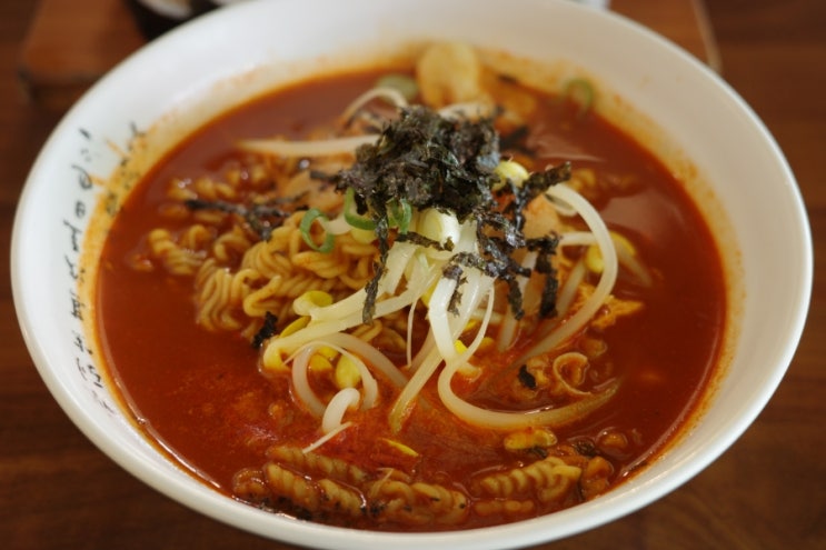  강릉 중독되는 매운 라면 빨계면 : 배꼽시계
