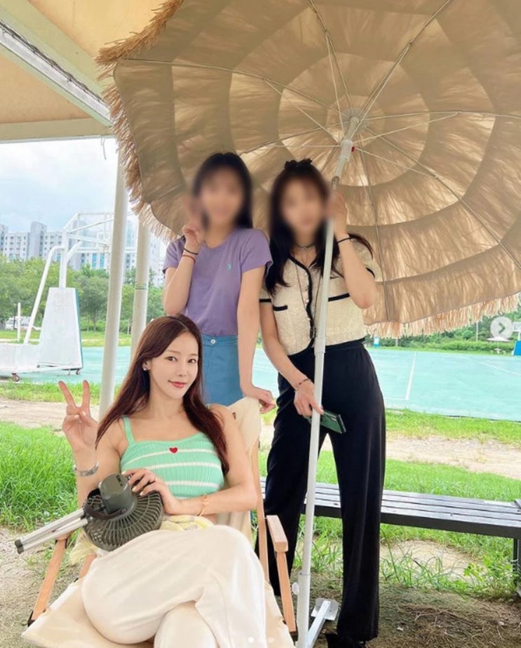 '17살 연상 연하 부부' 가수 미나-류필립, 나이 차 극복하고 달달한 한강 데이트 "포옹과 뽀뽀" '17살 연상 연하 부부' 가수 미나-류필립, 나이 차 극복하고 달달한 한강 데이트 "포옹과 뽀뽀"