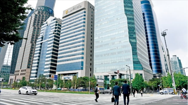 국내 주식들만 담은 '애국펀드' 봤더니…곱버스 수익률 '쭉쭉' 국내 주식들만 담은 '애국펀드' 봤더니…곱버스 수익률 '쭉쭉'