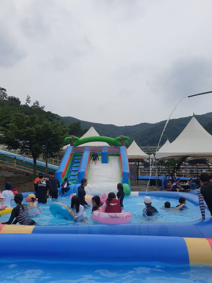  공주505펜션앤키즈 캠핑장수영장에서 물놀이