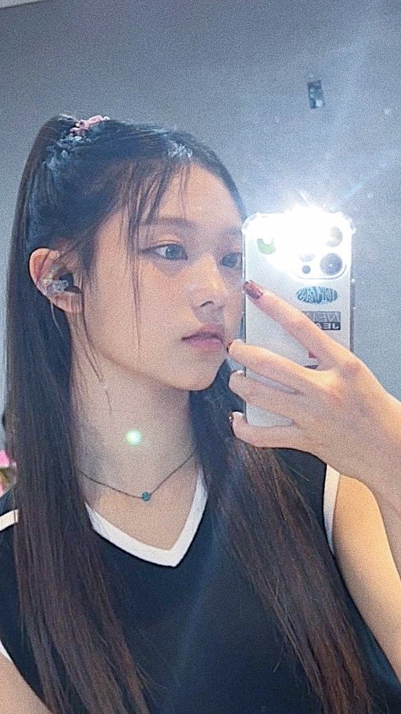 [iPhone Wallpaper] NewJeans Haerin Instagram Selfies for Phone Wallpaper / Instagram Profile Picture Captures / NewJeans Photos