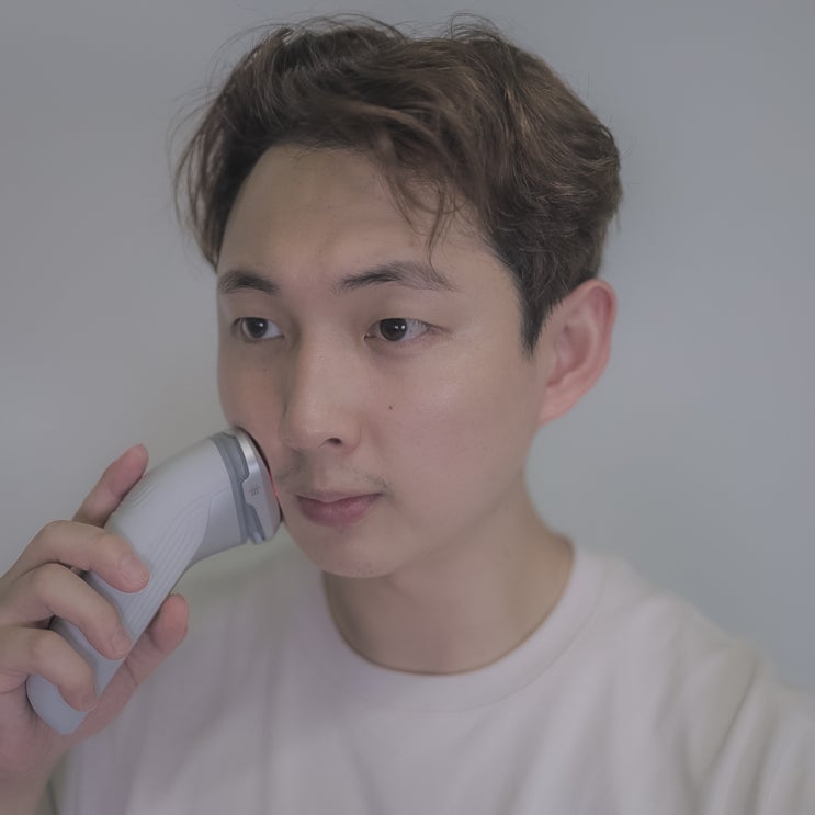  피부관리와 온열면도를 함께! 필립스 Skin LED 전기면도기 LED4500/02