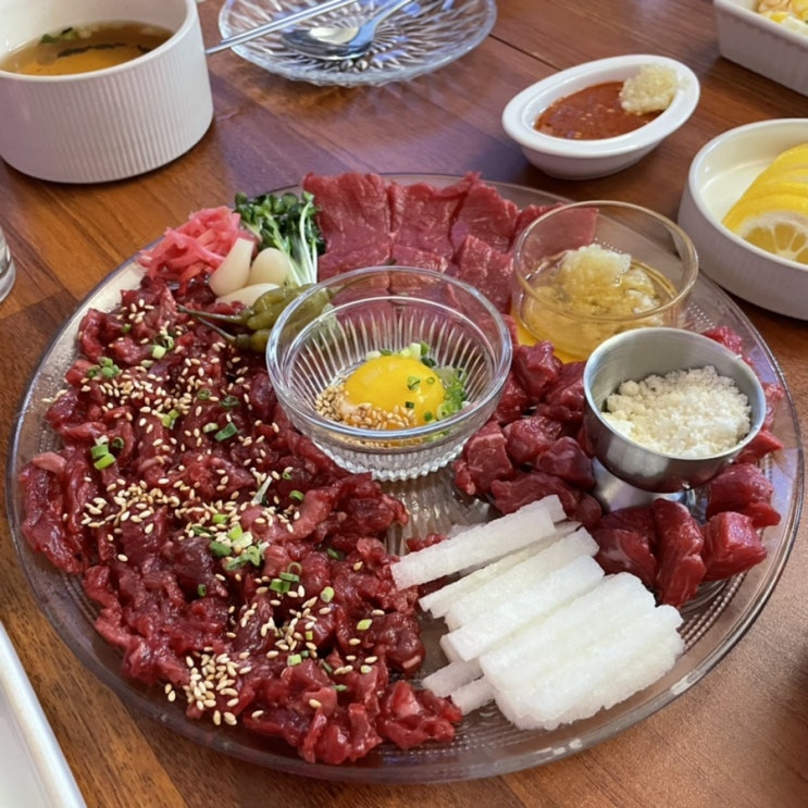  전포 날로 NALO 전포사잇길 술집 육회&수제 떡갈비집