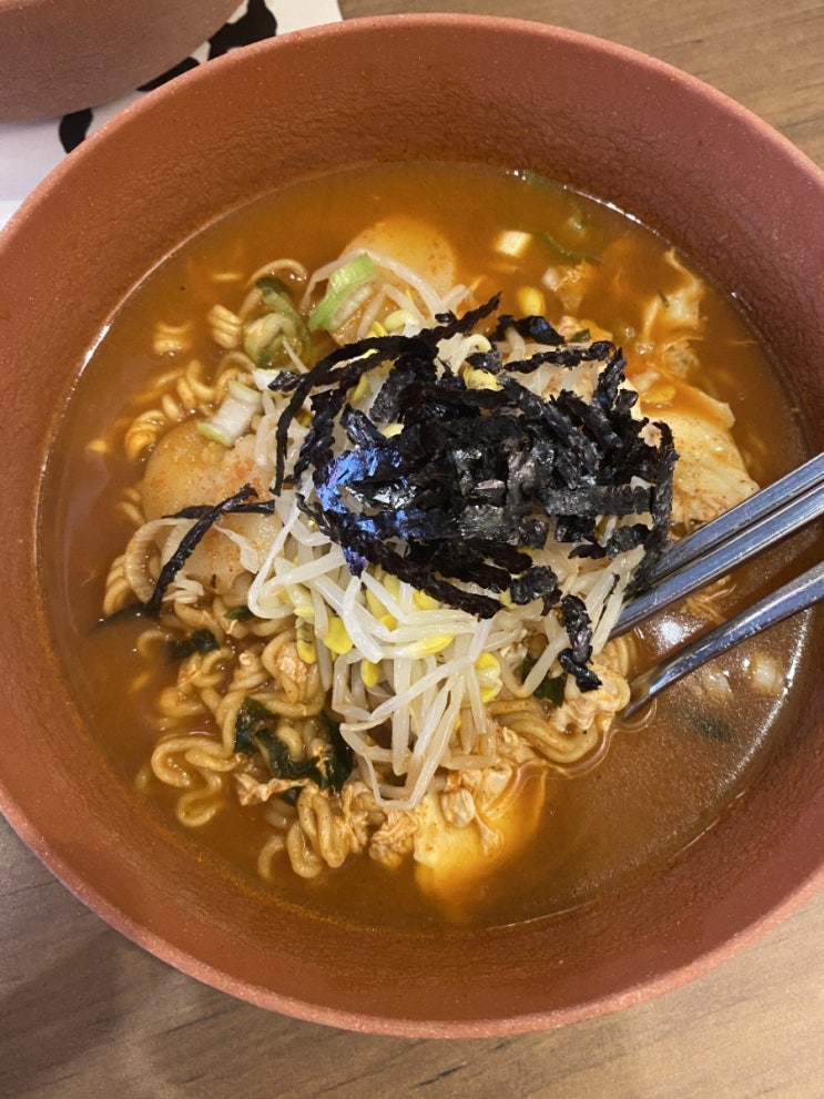  수원역 추억의 맛집 매운음식 땡길때! 빨계떡 틈새라면