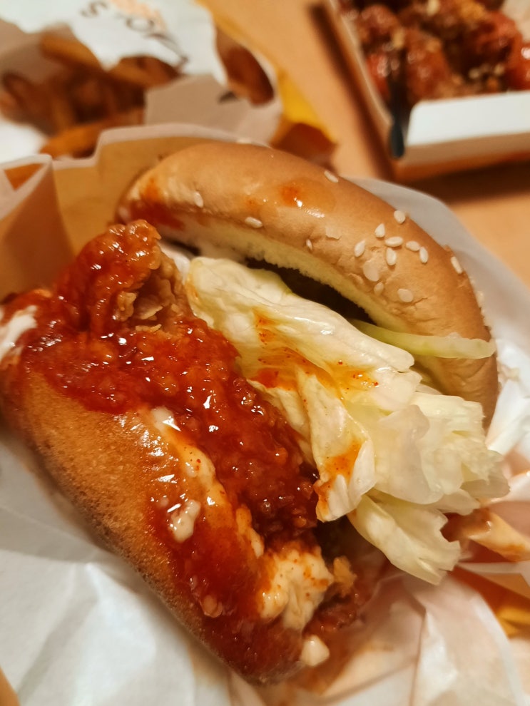  맘스터치 커플떡강정세트 : 양념치킨싸이버거, 간장마늘싸이버거