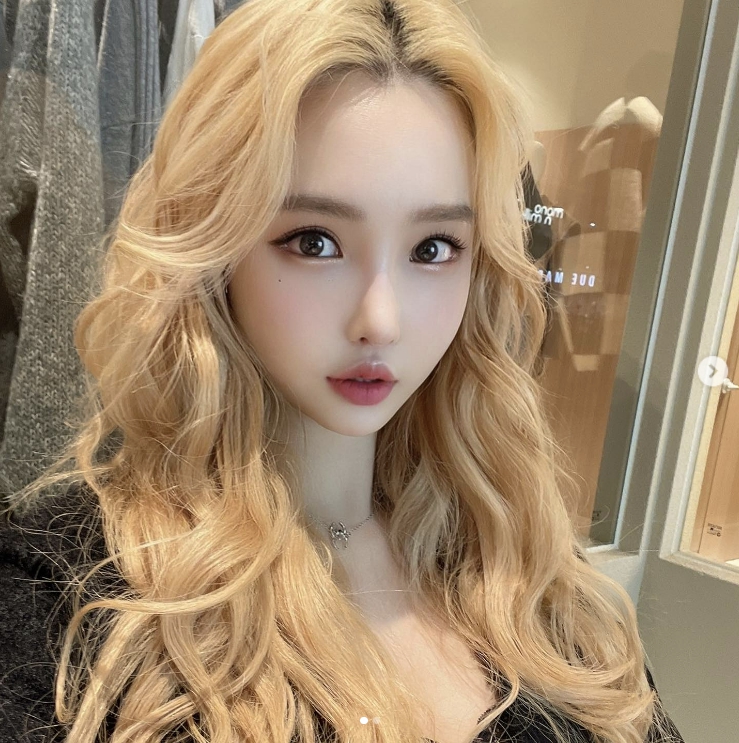 이근 전 해군특수단 대위, 가슴이 파인 과감한 의상을 입은 DJ 지나와 남다른 친분 "오빠 또 놀자" 이근 전 해군특수단 대위, 가슴이 파인 과감한 의상을 입은 DJ 지나와 남다른 친분 "오빠 또 놀자"