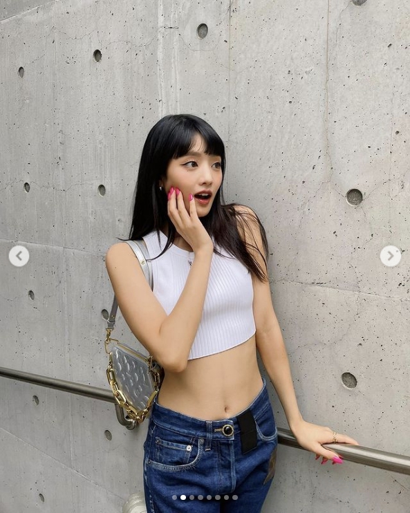 그룹 여자아이들 멤버 민니, 바지 단추 풀고 파격 패션 선보이며 과감한 몸매 공개 그룹 여자아이들 멤버 민니, 바지 단추 풀고 파격 패션 선보이며 과감한 몸매 공개