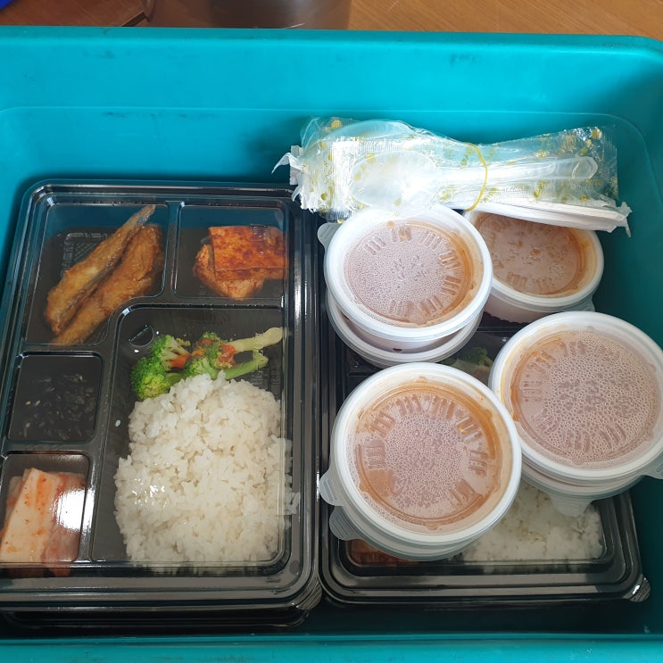  {  포장은 피크닉 박스에 }  매일 새로운  배달 도시락